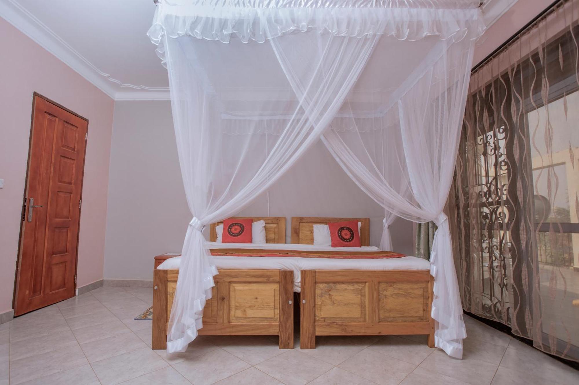 Silver Oaks Hotel Boma Fort Portal Eksteriør billede